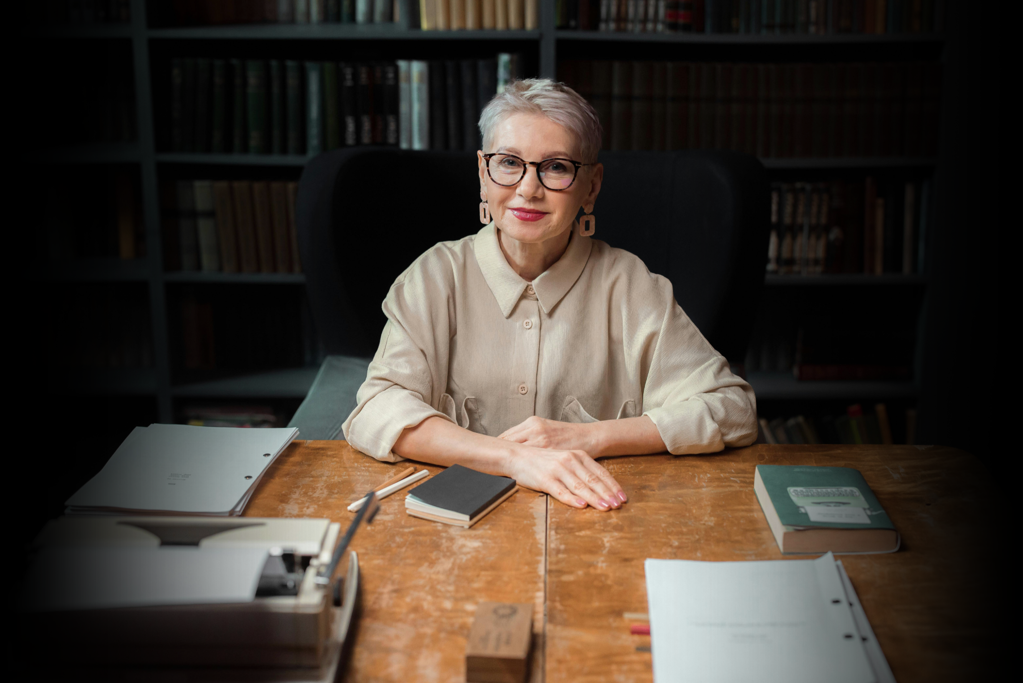 señora mirando a cámara