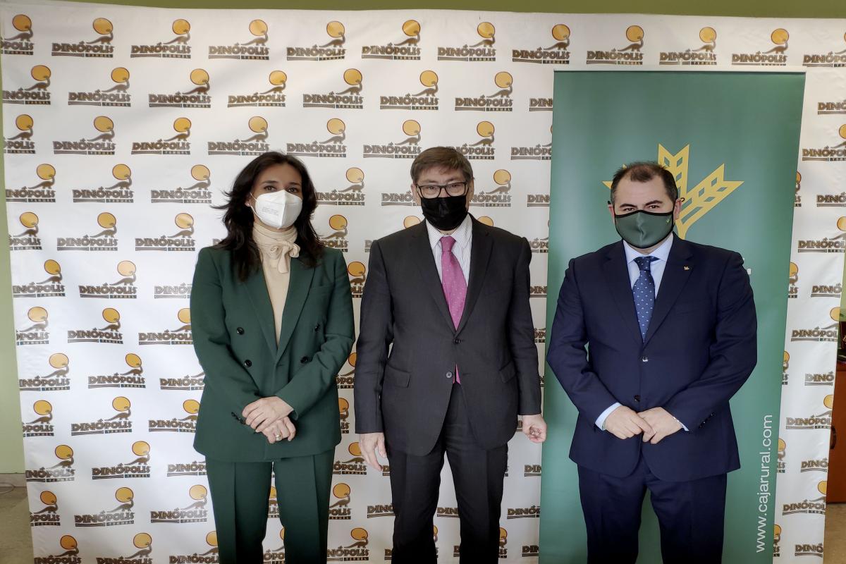 Dinópolis y Caja Rural de Teruel ratifican el convenio que mantendrá precios reducidos para escolares turolenses.