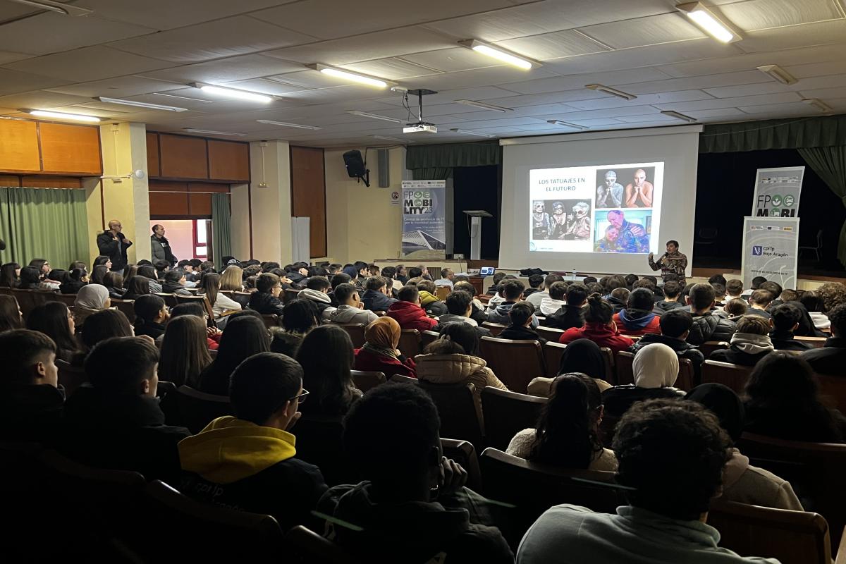 La Fundación Carlos Sanz imparte charlas motivacionales en los institutos de Alcañiz y Andorra de la mano de Caja Rural de Teruel