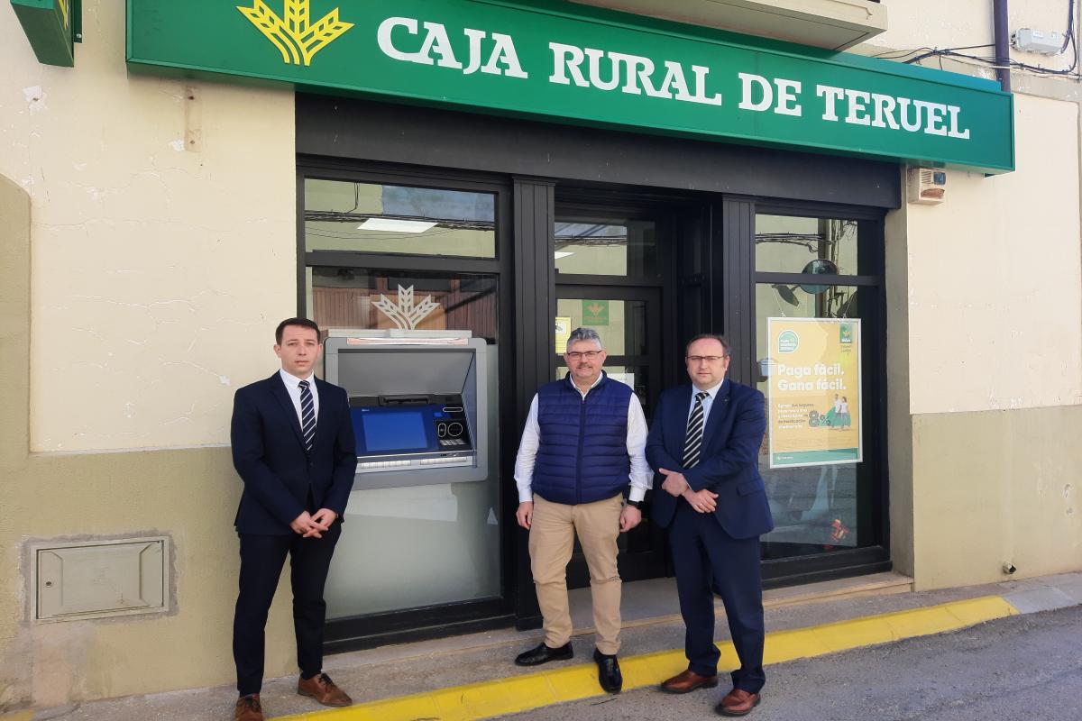 Los vecinos de Torrecilla de Alcañiz ya disponen del servicio de cajero automático ofrecido por Caja Rural de Teruel