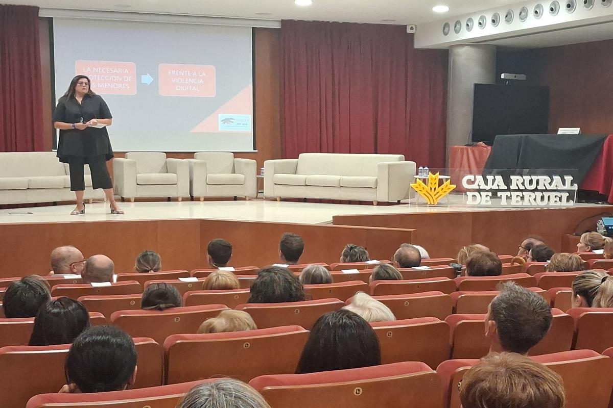 Caja Rural de Teruel y Fundación Térvalis reúnen a decenas de personas en una jornada para abordar la protección de menores frente a la violencia digital 