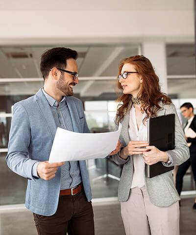 Ventajas para empresas - Hombre y mujer de negocios hablando en una reunión en la oficina